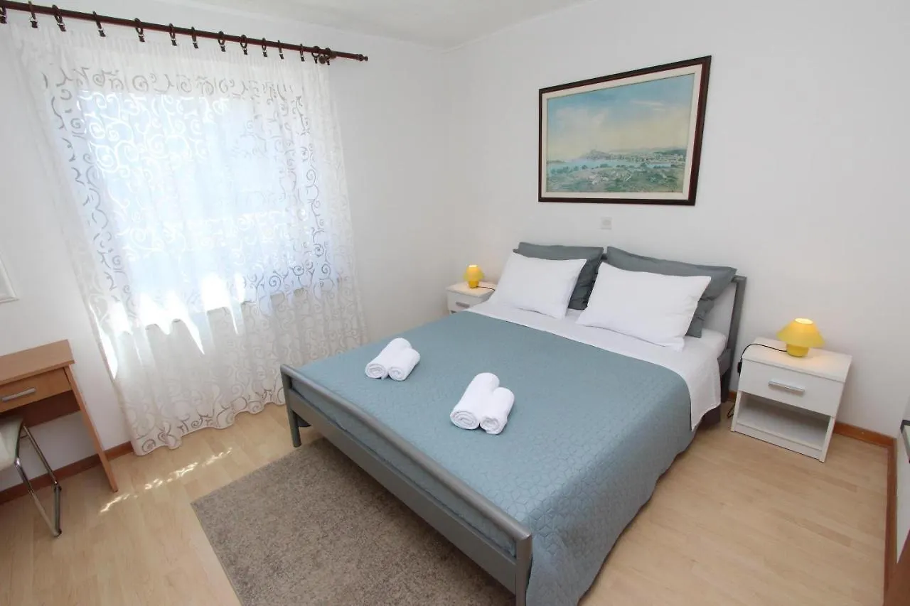 Apartments Knezovic Ровинь