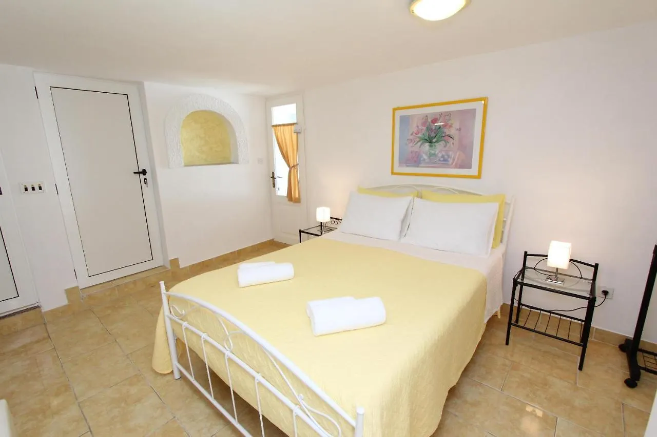 Apartments Knezovic Ровинь