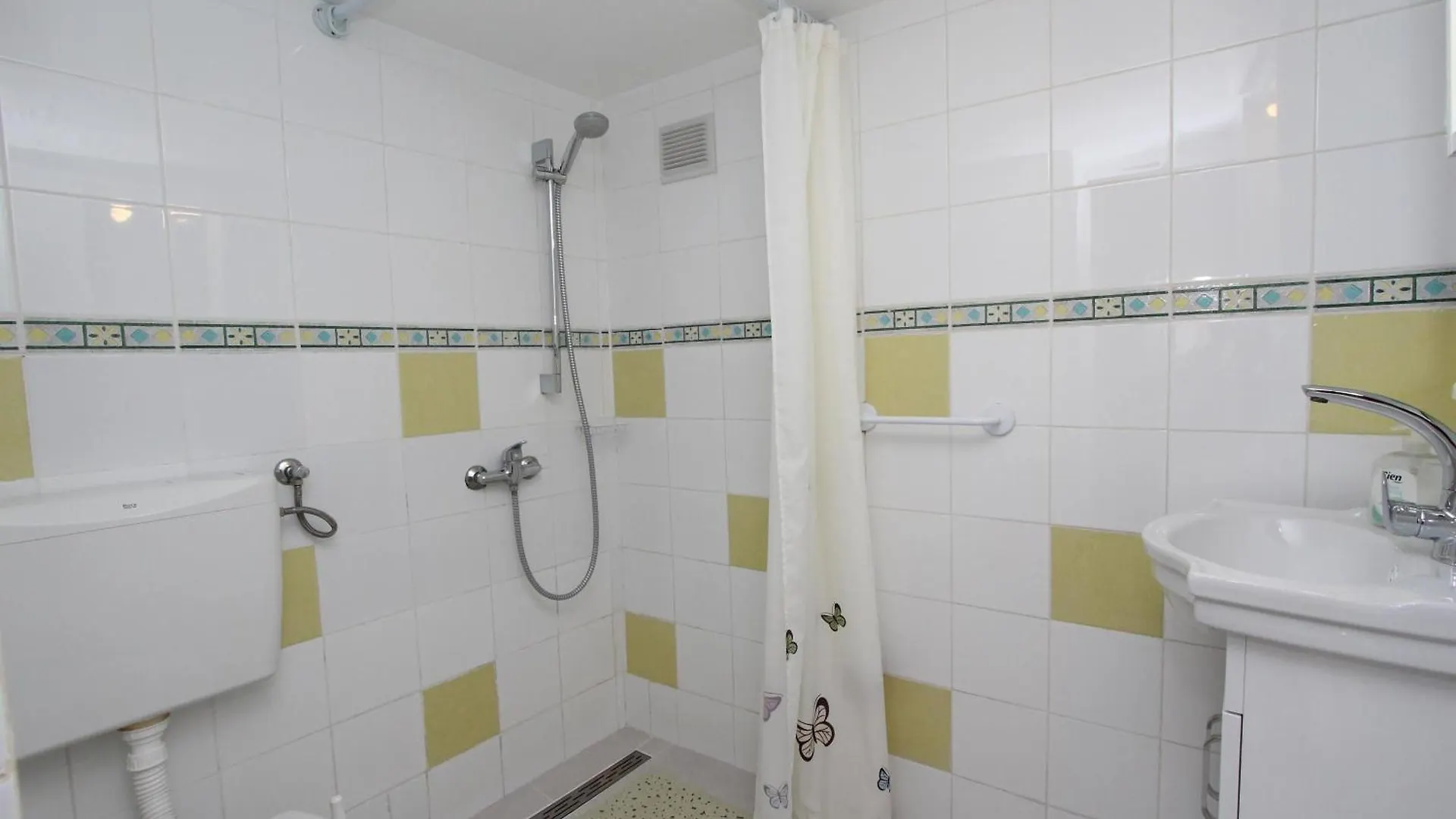Apartments Knezovic Ровинь